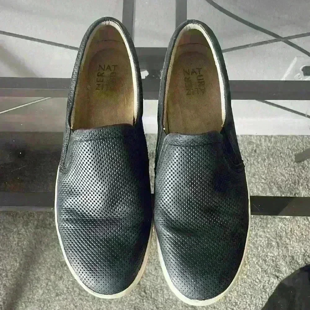 Women's Naturalizer Navy Slip On Leather Sneakers Size 11